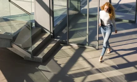 Oficinas que fluyen: diseño y funcionalidad a través del cristal